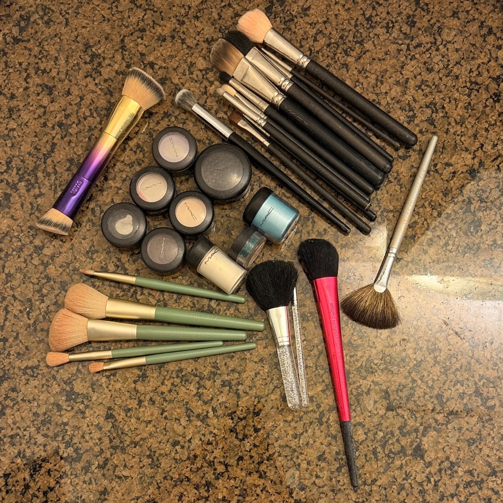 Makeup Brush Sets with Assorted Colors of Shadows